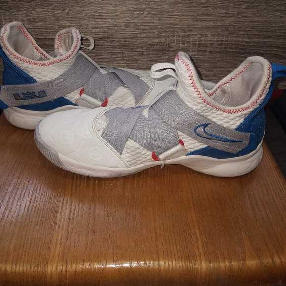 Nike basketball shoes - Picture 4 of 5